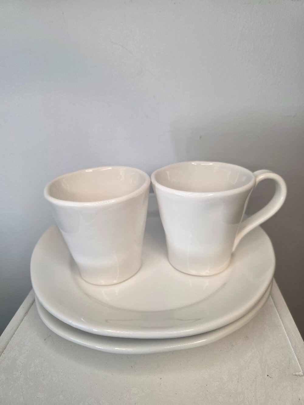 Crate & Barrel Rustic White Lot of Two Dinner Plates and Mugs Italy NWT